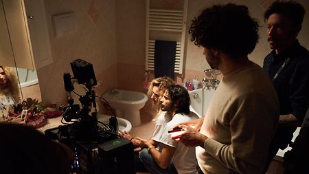 rock-n-roll-robot-marco-bocci-con-antonia-liskova-sul-set-arri-alexa-mini