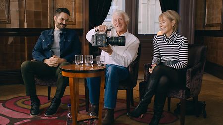 02-charlie-rizek-roger-deakins-with-alexa-mini-lf-arri-signature-prime-james-deakins-from-left-1917-interview-photo-arri