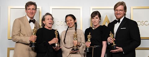 2021_arri_oscars_Peter_Spears_Frances_McDormand_Chloe_Zhao_Mollye_Asher_Dan_Janvey_Oscar_Best_Picture_Matt_Petit_A.M.P.A.S.