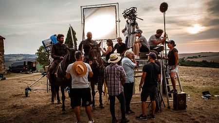 2021-arri-cannes-jeanne-lapoirie-benedetta-adrien-grasswill-alexa-mini-master-grips-skypanel-2