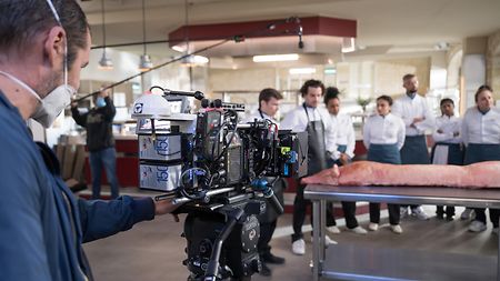 20210521-arri-online-news-french-tv-series-ici-tout-commence-alexamini-amira-skypanel-fabien-malot-8