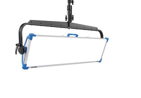 SkyPanel S120 - MAN - Tilt Front Right - Hang_White