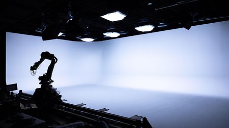 02_StylePhotos-cyclorama-ARRI-SkyPanel-Rail-Camera