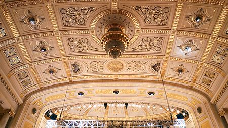 The Wiener Konzerthaus decided to conceal ARRI Orbiters with ARRI 25° projection optics in the existing chandelier openings in the ceiling